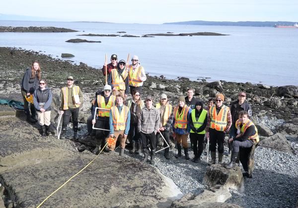 VIU students in the intertidal